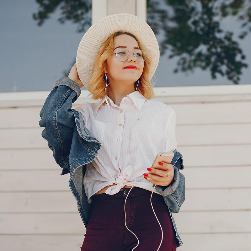 How To Accessorize Casual Looks Effortlessly?